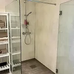 2 Bedrooms Close To Centre With Free Parking - Perfect For Ons Apartment *