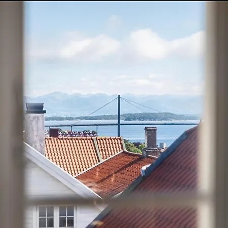 2 Bedrooms Close To Centre With Free Parking - Perfect For Ons Daire