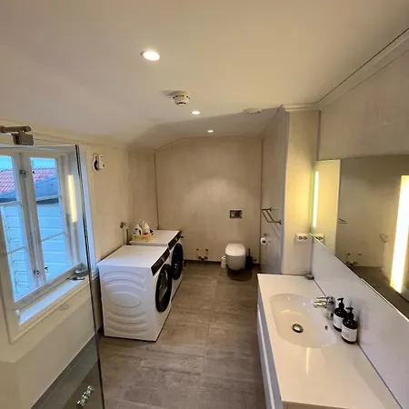 2 Bedrooms Close To Centre With Free Parking - Perfect For Ons