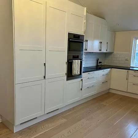 2 Bedrooms Close To Centre With Free Parking - Perfect For Ons *