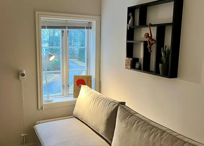 2 Bedrooms Close To Centre With Free Parking - Perfect For Ons *