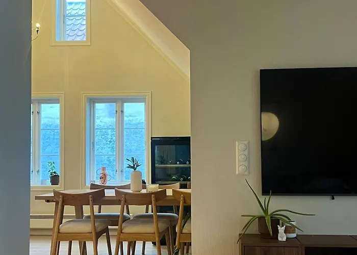 2 Bedrooms Close To Centre With Free Parking - Perfect For Ons *