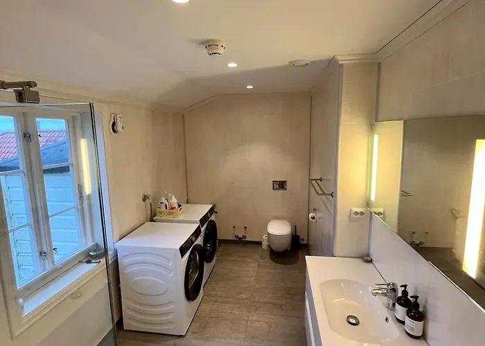 2 Bedrooms Close To Centre With Free Parking - Perfect For Ons