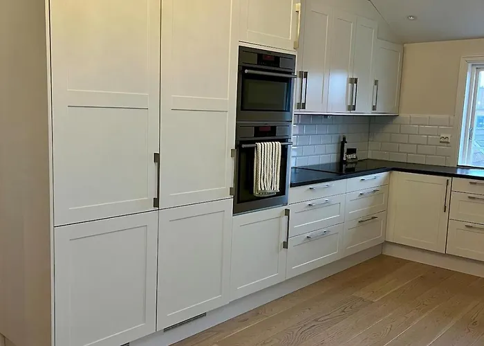 2 Bedrooms Close To Centre With Free Parking - Perfect For Ons *